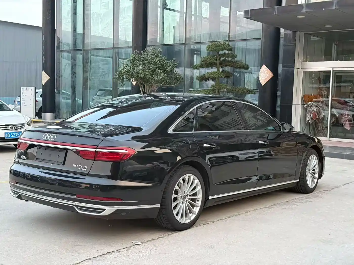 Photo 5 - Audi A8