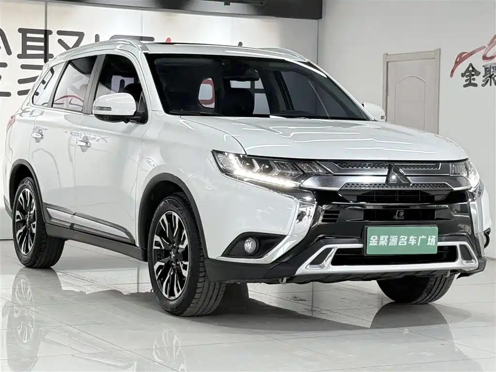 Mitsubishi Outlander 2020 2.4L 4WD Luxury 5-seater фото 3