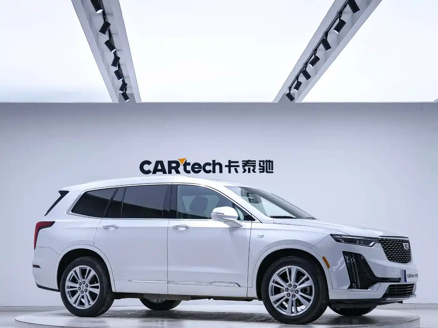 CADILLAC XT6
