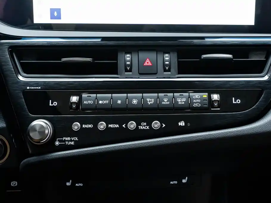 Фото 20 - Lexus ES