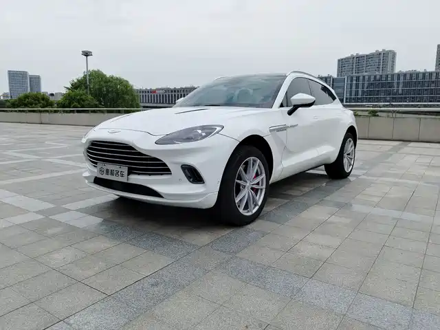 aston-martin dbx