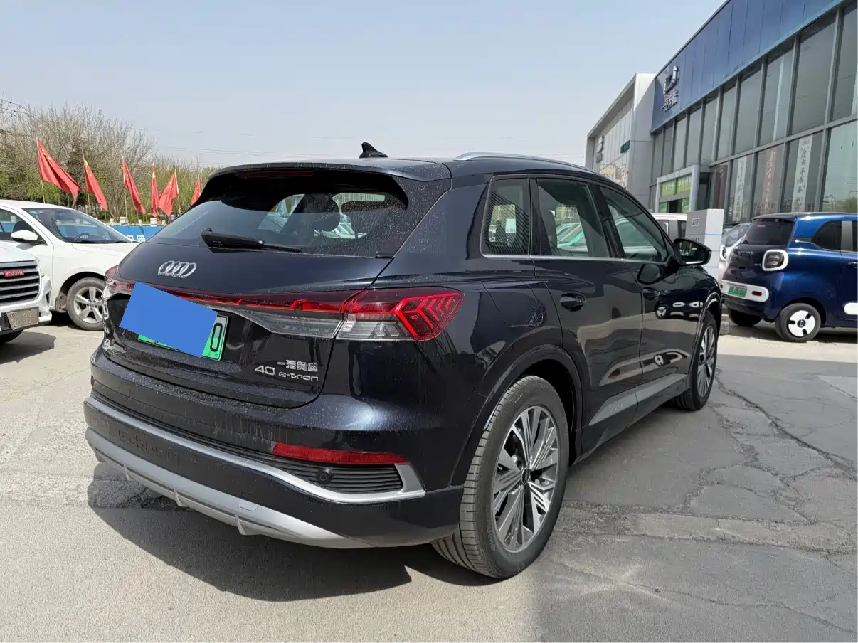 AUDI Q4 E TRON