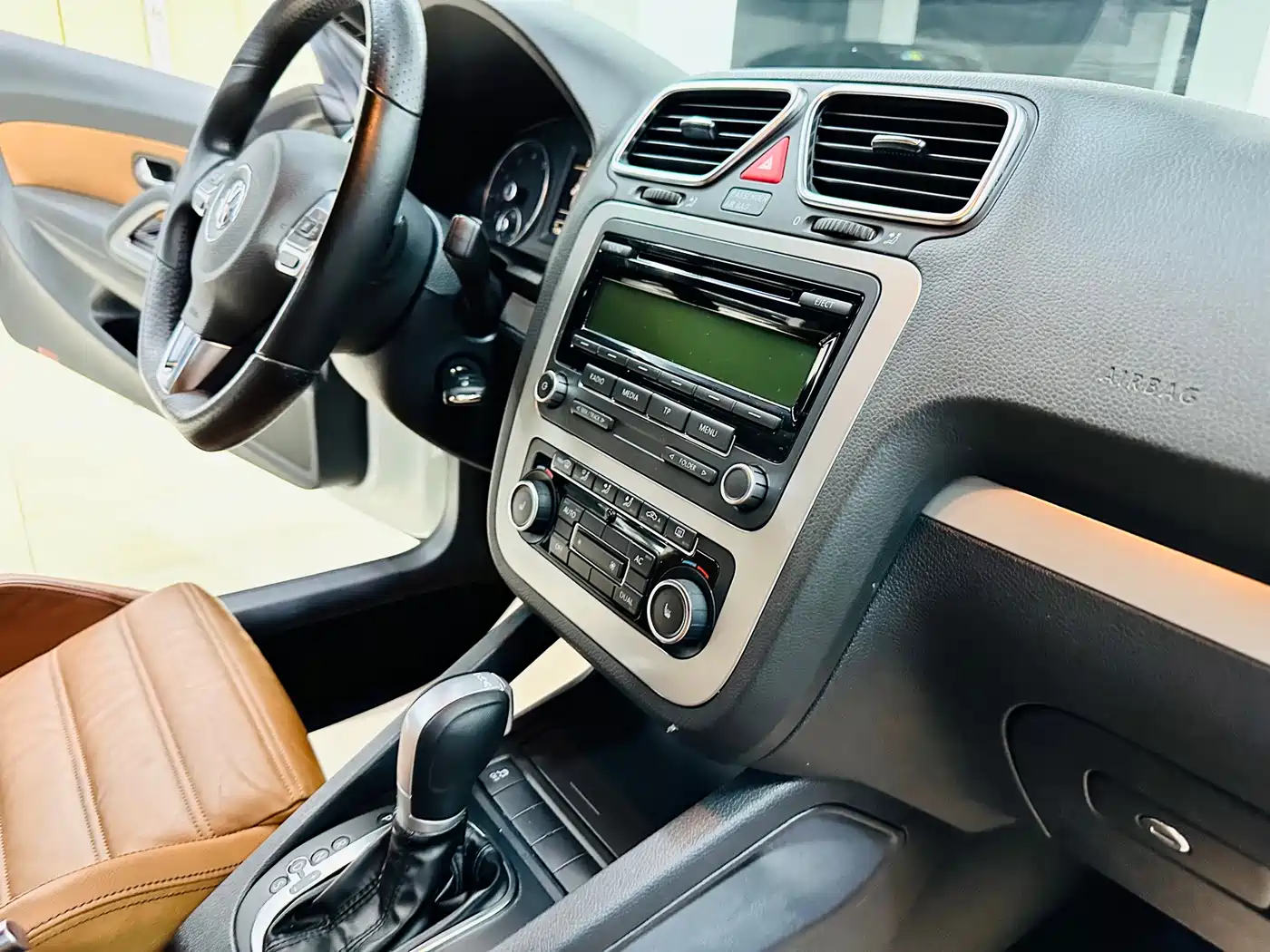 Volkswagen Scirocco 2010 2.0TSI Luxury Edition фото 27