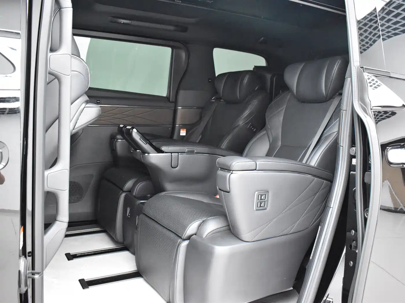 Toyota Vellfire 2024 Crown Hybrid 2.5L Executive Premium Edition фото 16
