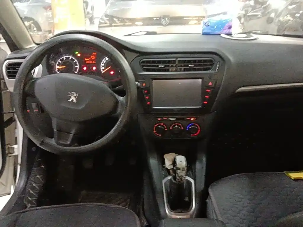Peugeot 301 2015 2014 1.6L Manual Comfort Edition
