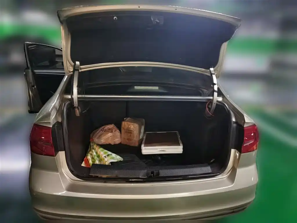 Volkswagen Bora 2017 1.6L Automatic Comfort фото 10