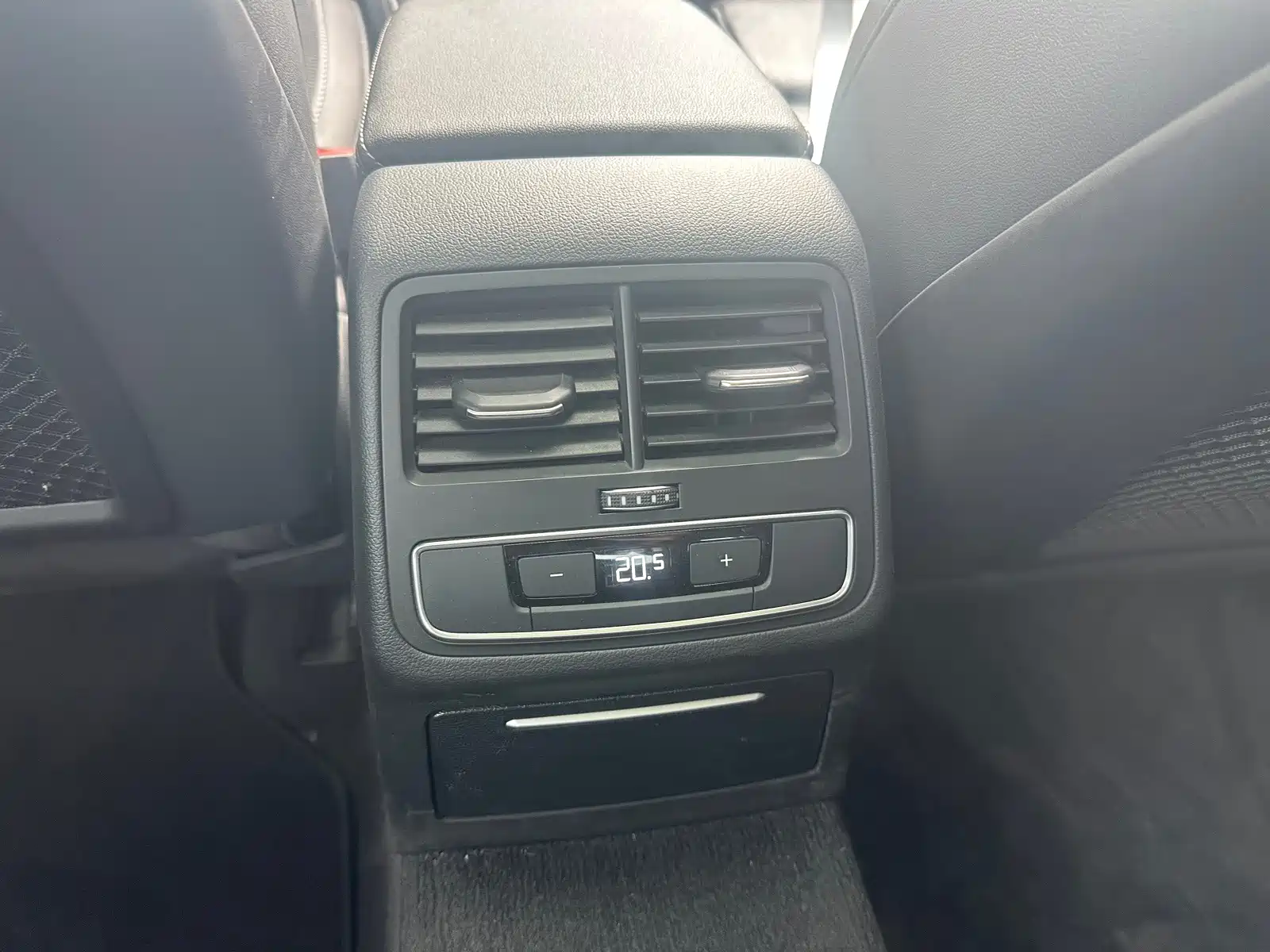 Фото 12 - Audi A4L