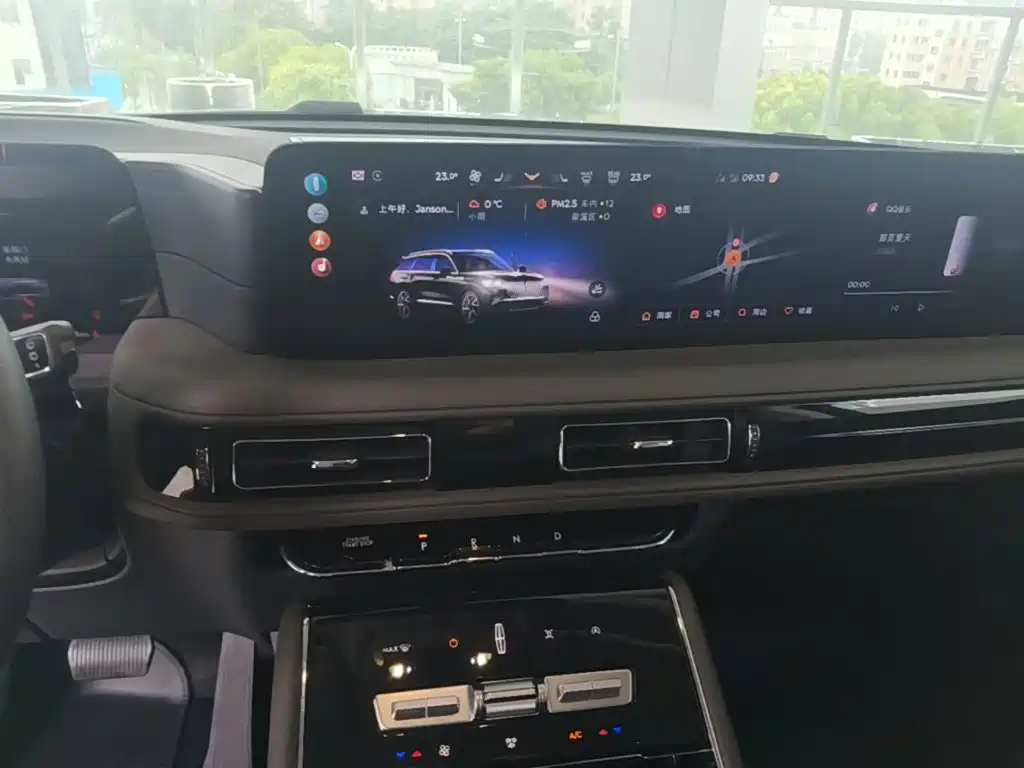 Photo 13 - Lincoln Aviator