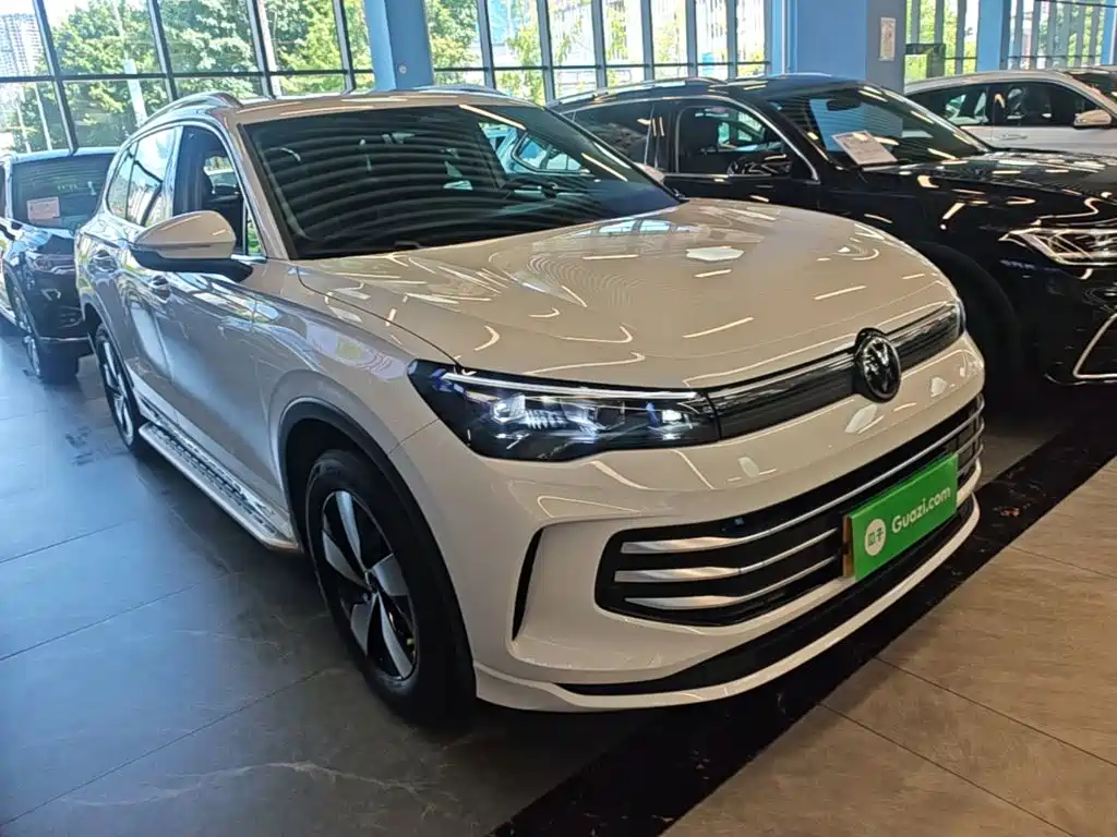 Photo 4 - Volkswagen Tiguan L
