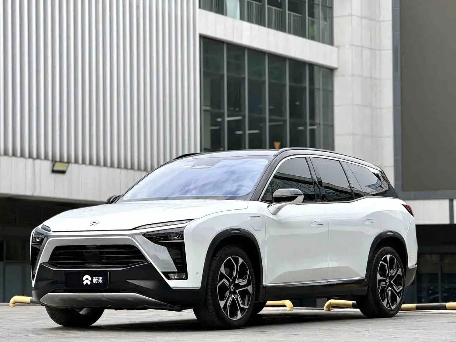Фото 1 - NIO ES8