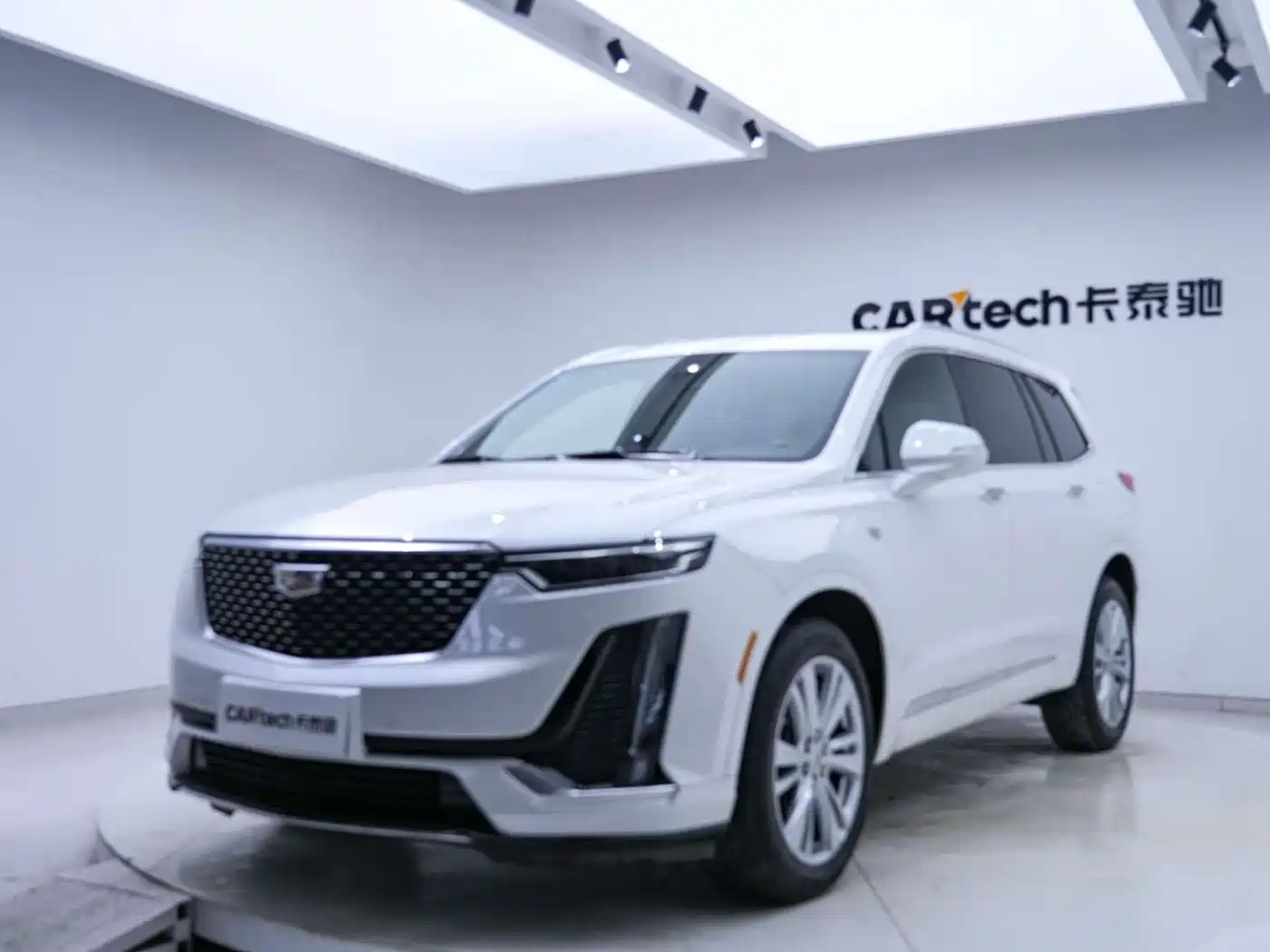 CADILLAC XT6