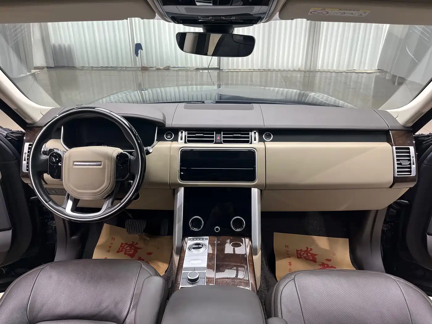 Land Rover Range Rover 2022 3.0 L6 400PS Heritage Extended Classic Edition фото 15