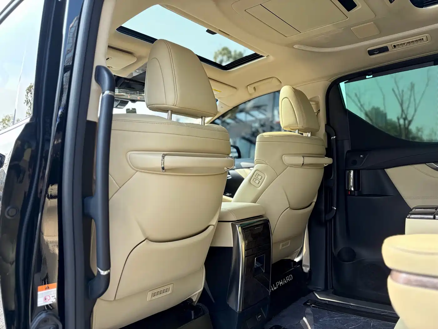 Toyota Alphard 2021 Hybrid 2.5L Ultimate фото 11