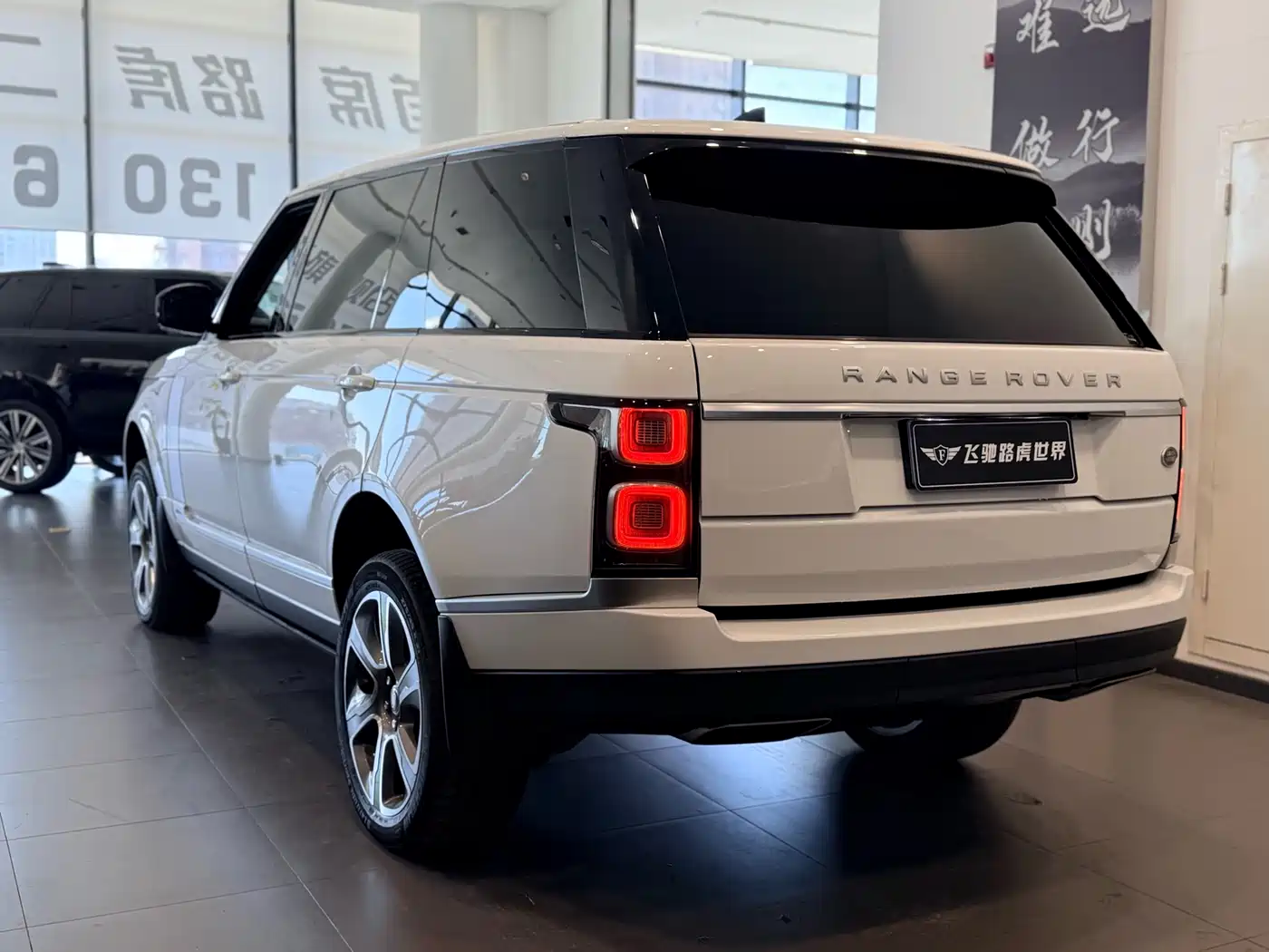 Land Rover Range Rover 2020 3.0 L6 Heritage Extended Edition фото 24
