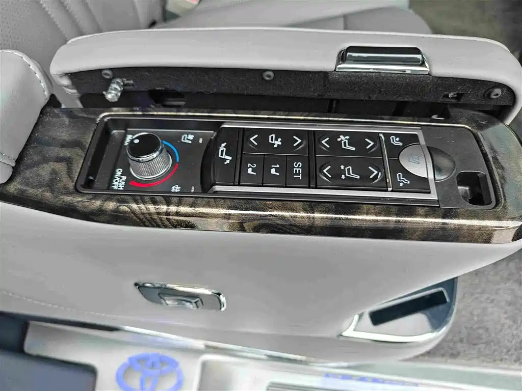 Toyota Granvia 2024 2023 2.5L Hybrid Comfort Edition