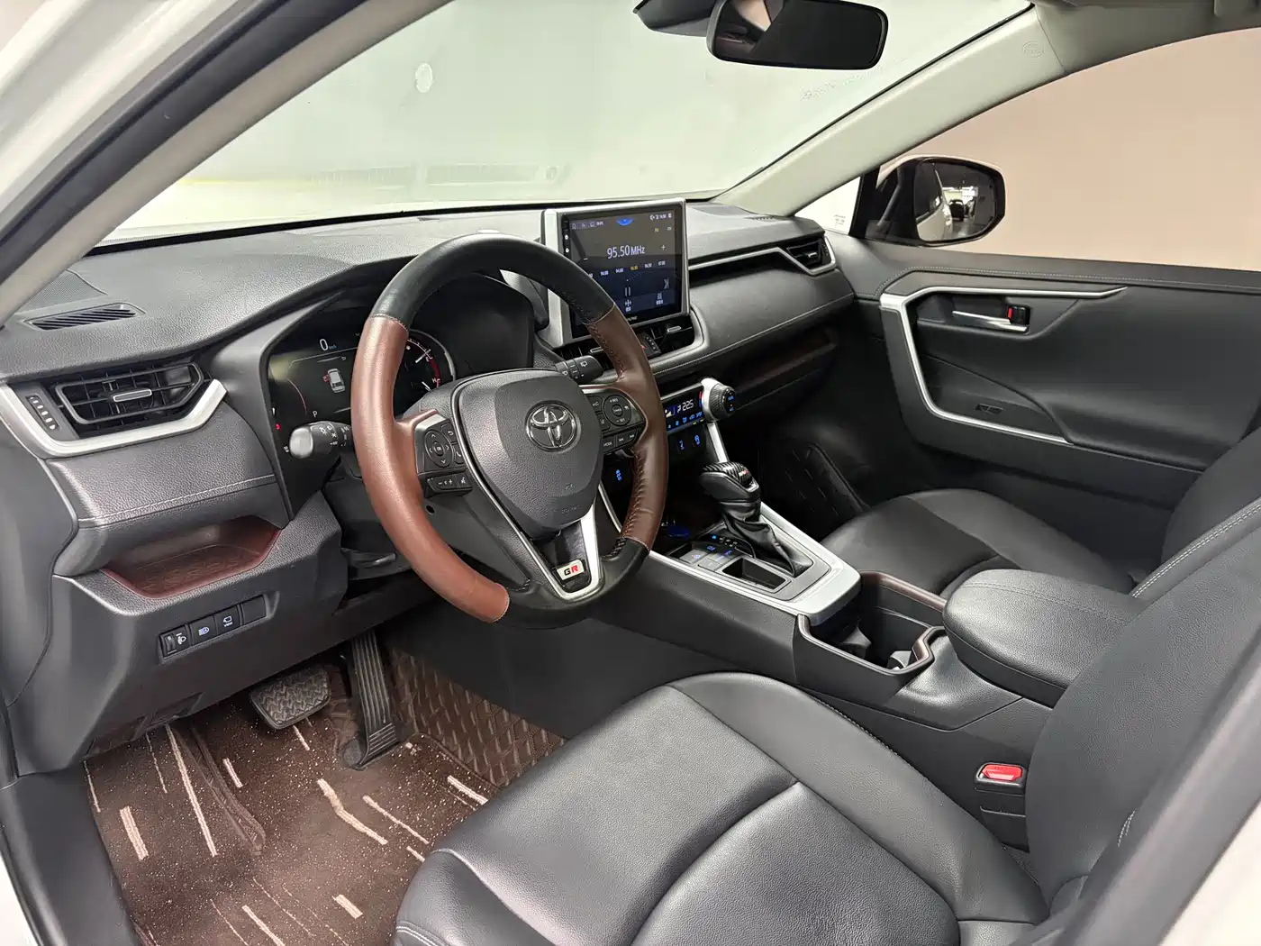 Toyota RAV4 Rongfang 2022 2.0L CVT 2WD Premium Edition фото 9