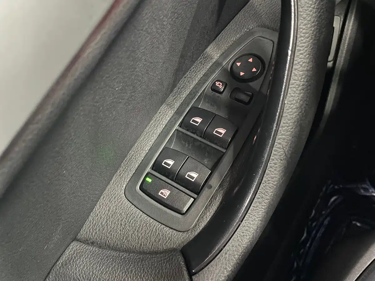 BMW X1 2016 sDrive18Li Premium Model фото 22