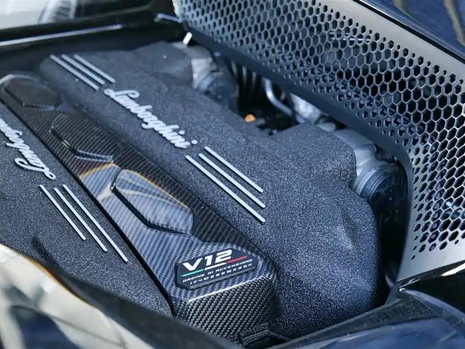 LAMBORGHINI REVUELTO