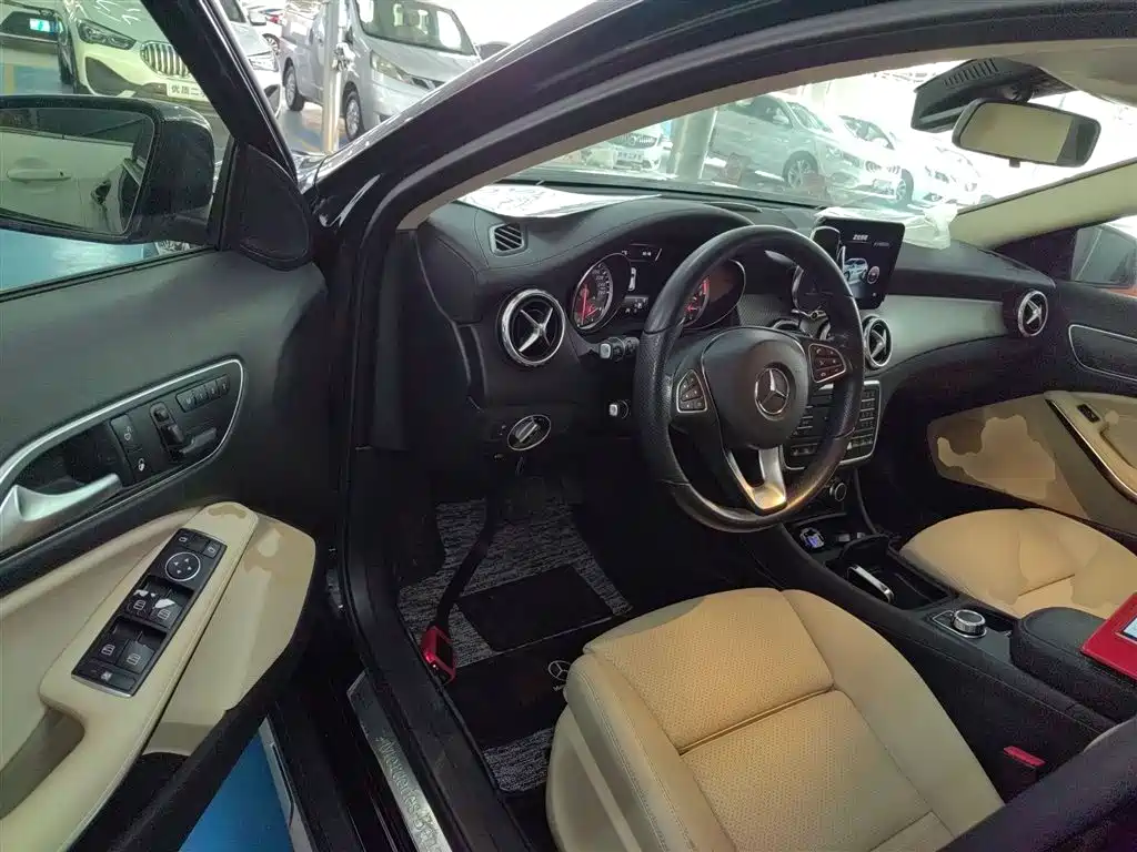 Mercedes-Benz GLA 2016 GLA 220 4MATIC Fashion фото 16