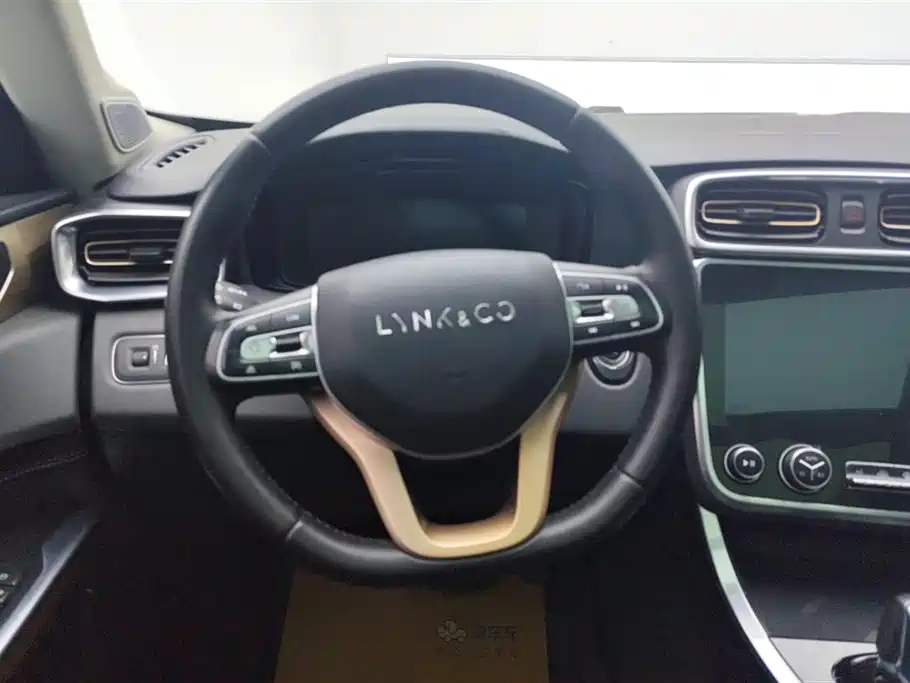 Lynk & Co 01 2017 2.0T 2WD Pro Version фото 15