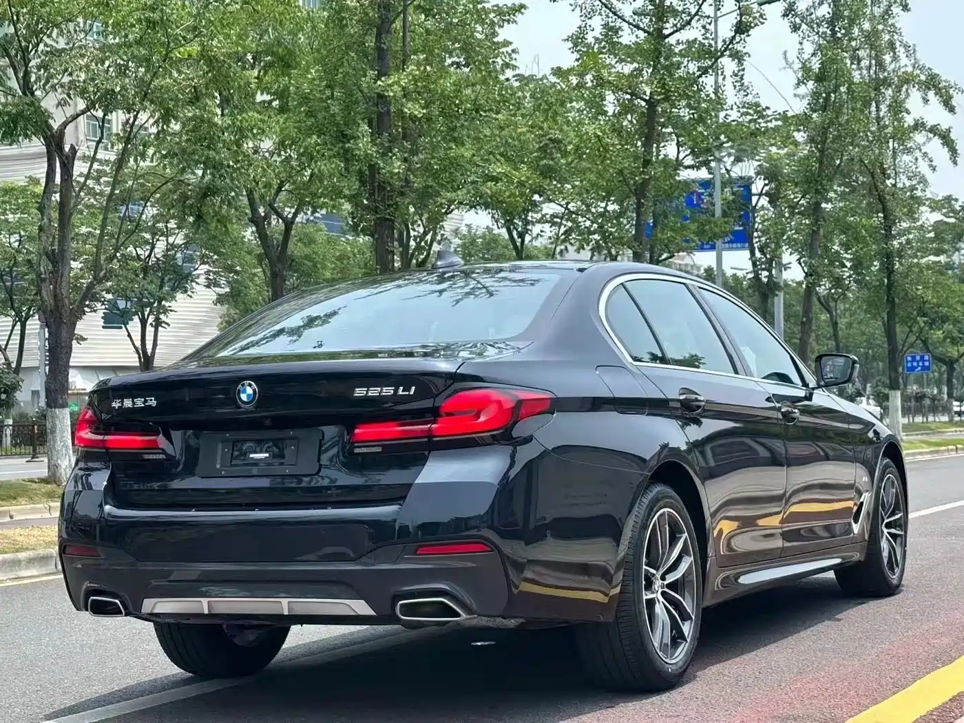 BMW 5 Series 2022 525Li M Sport Package фото 9