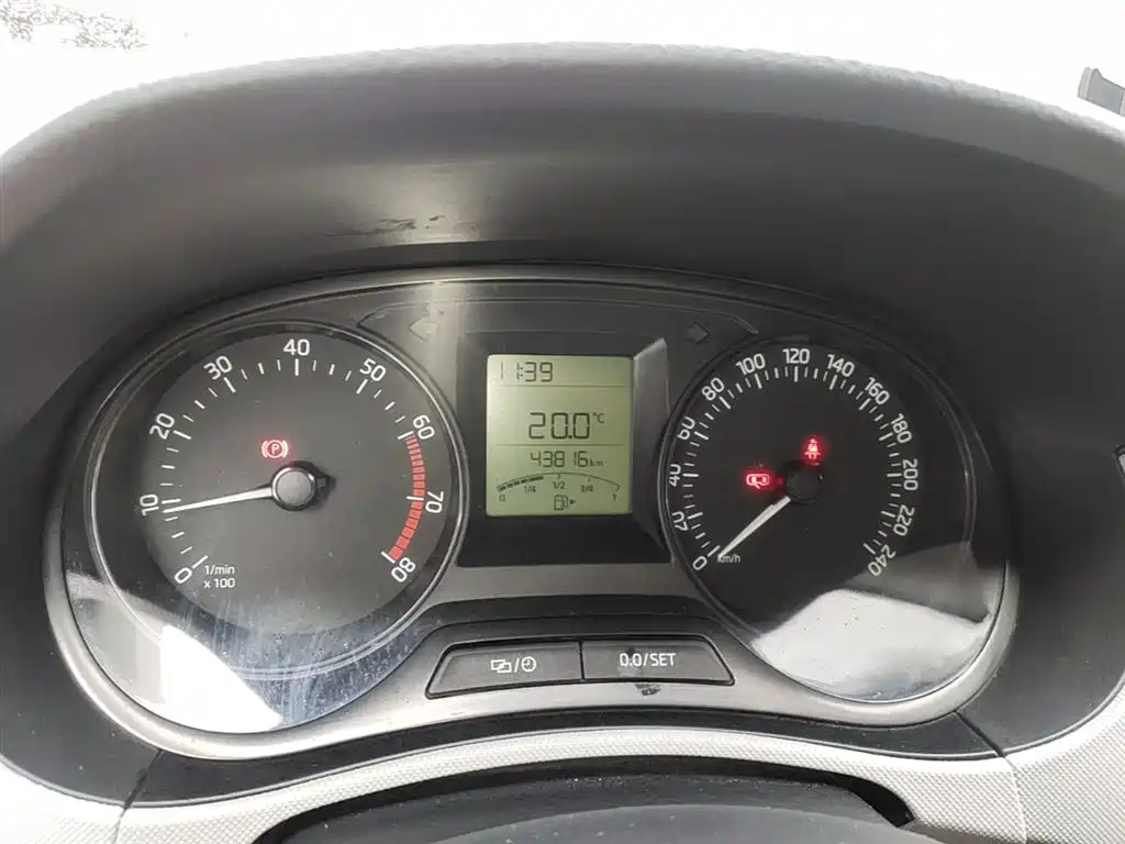 Škoda Fabia 2015 1.4L Manual Advance Edition фото 12