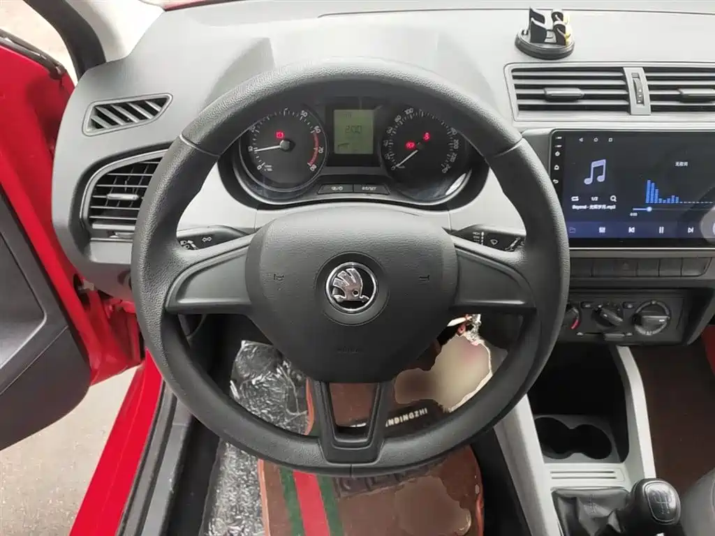 Škoda Fabia 2015 1.4L Manual Advance Edition фото 11