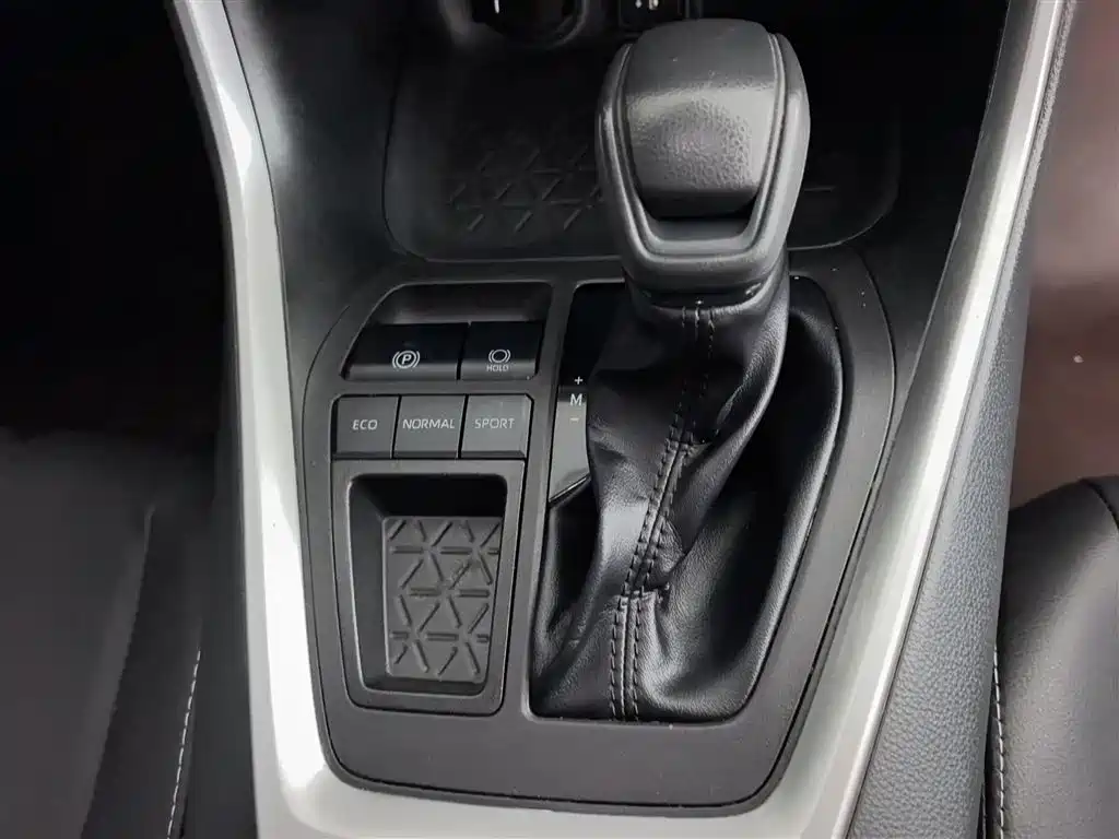 Toyota RAV4 Rongfang 2023 2.0L CVT 2WD Urban Edition фото 8