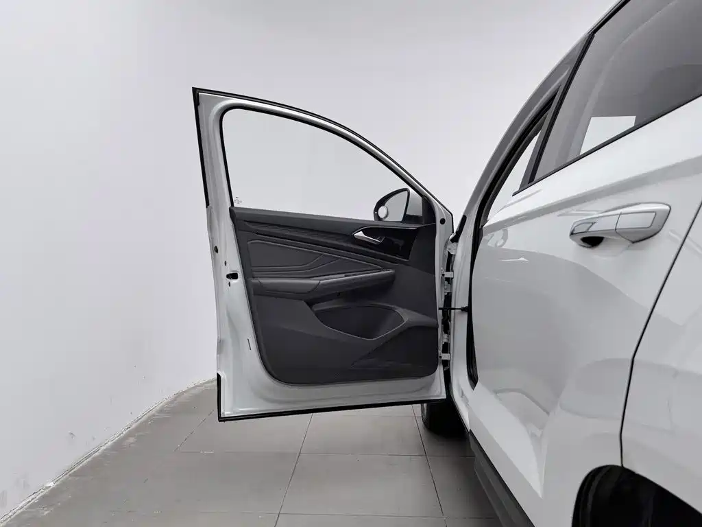 Photo 8 - Jetta VS5