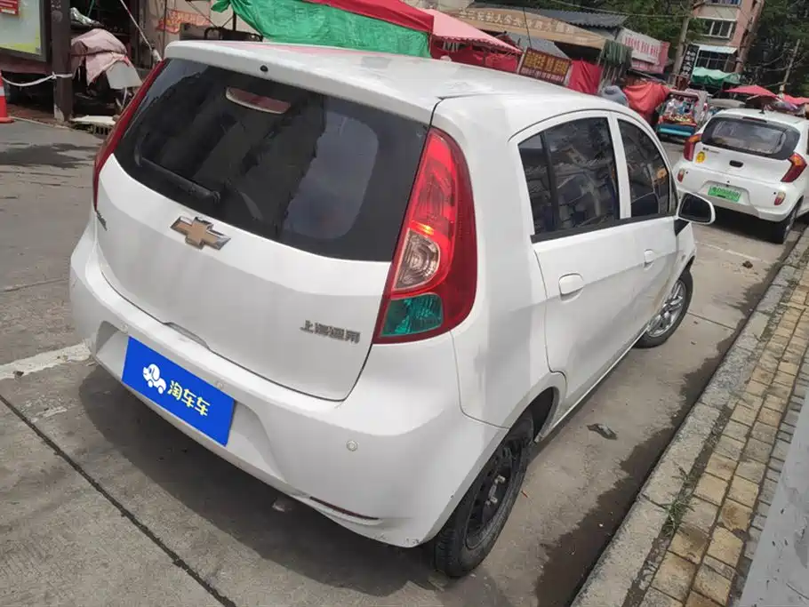 Chevrolet Sail 2011 Hatchback 1.4L Manual Happiness Edition фото 3