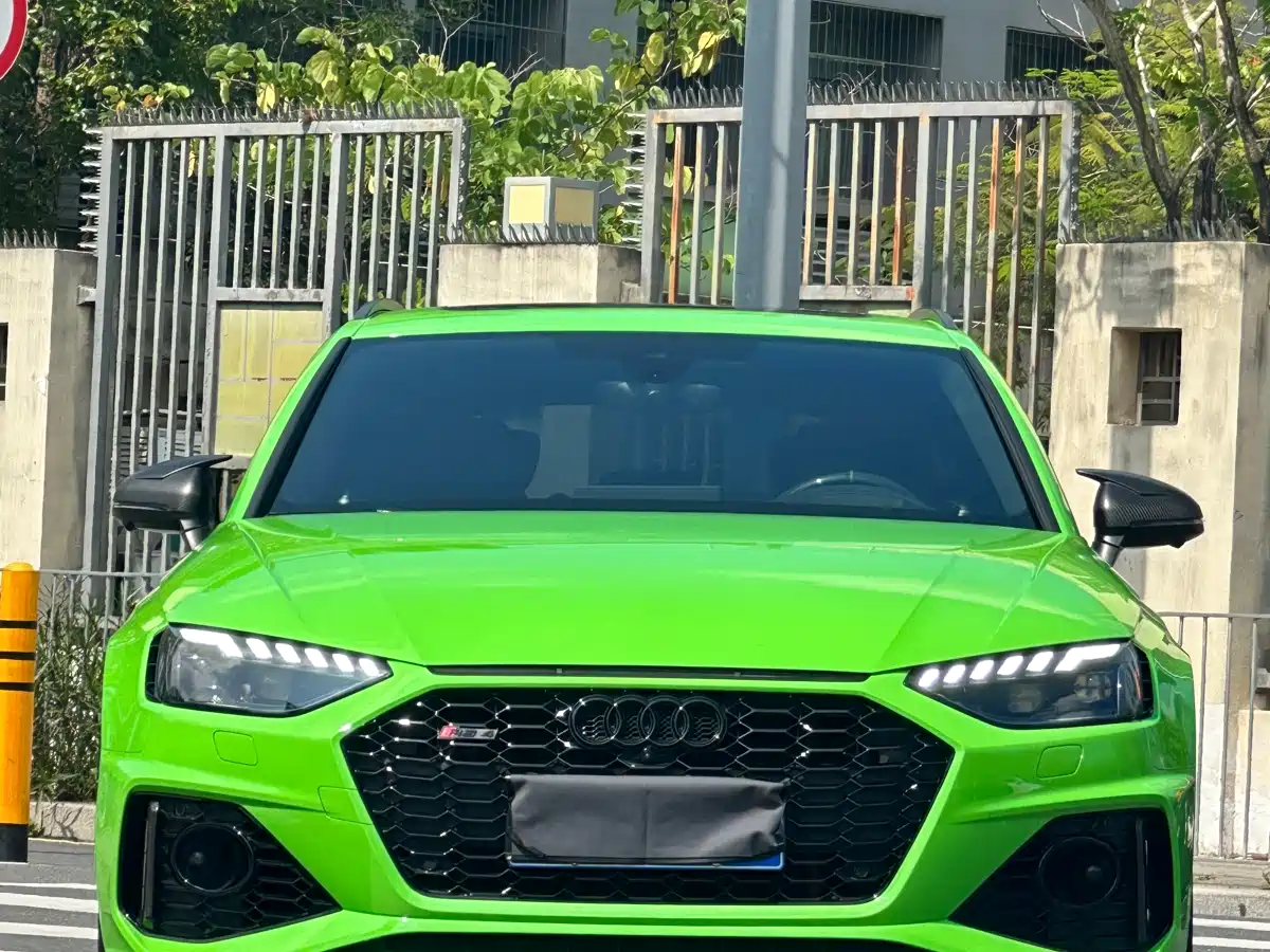 Audi RS 4 2023 Model RS4 Avant Dark Gold Edition фото 2