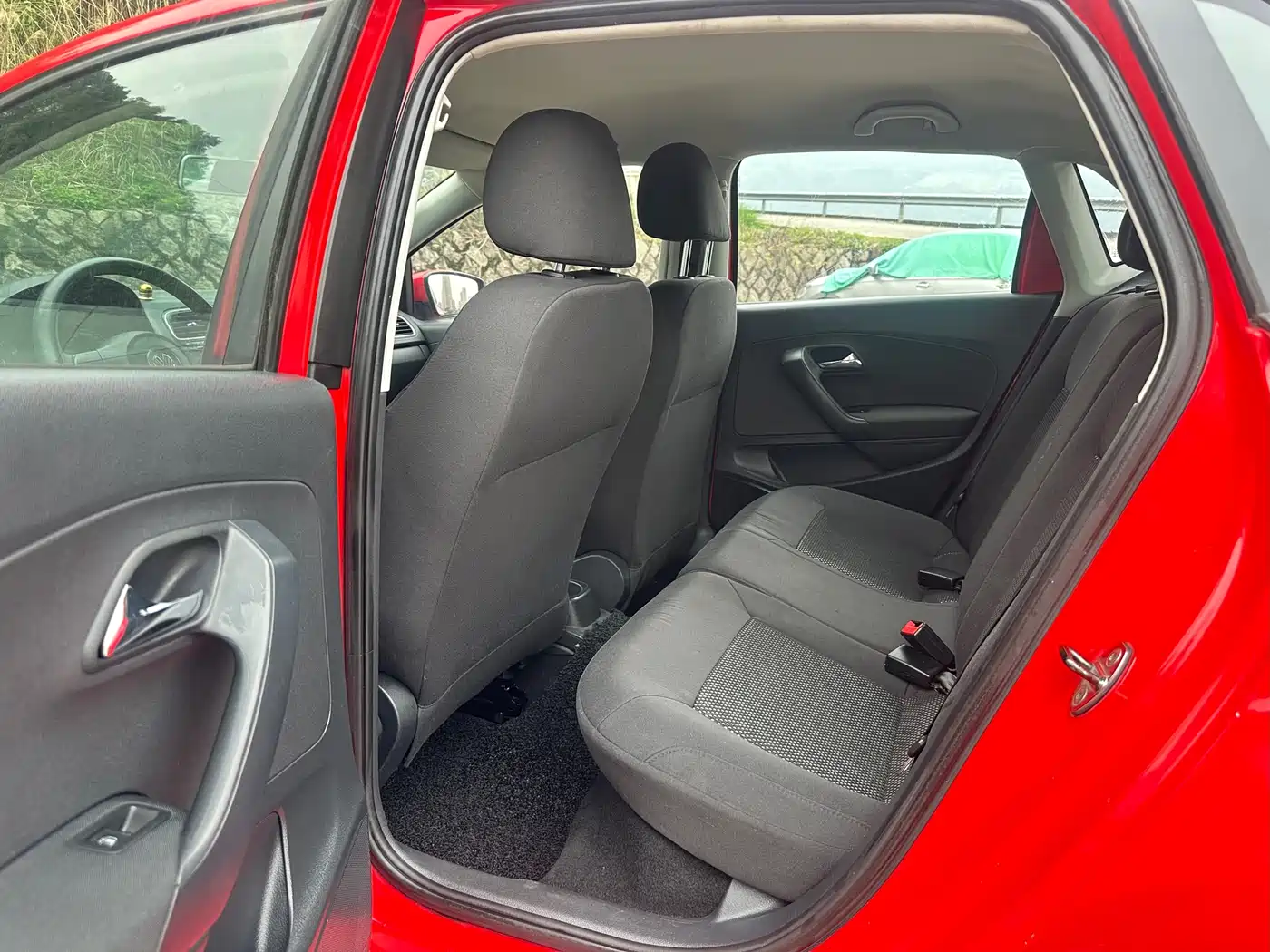 Volkswagen Polo 2011 1.6L Automatic Style Edition фото 5