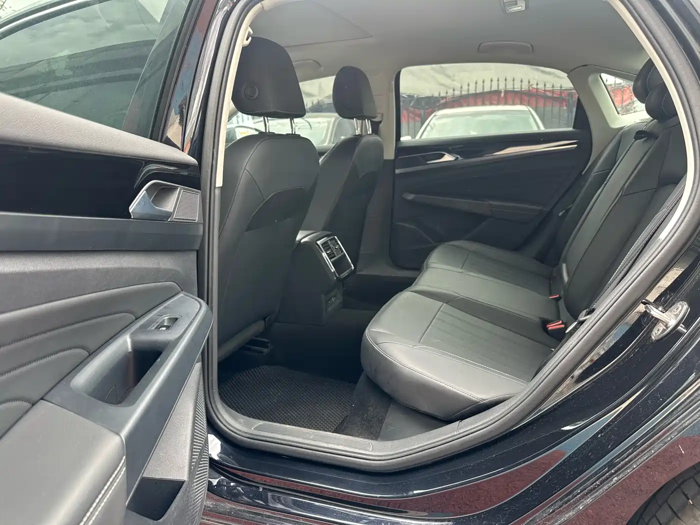 Volkswagen Passat 2025 Outstanding 280TSI Business Edition фото 11