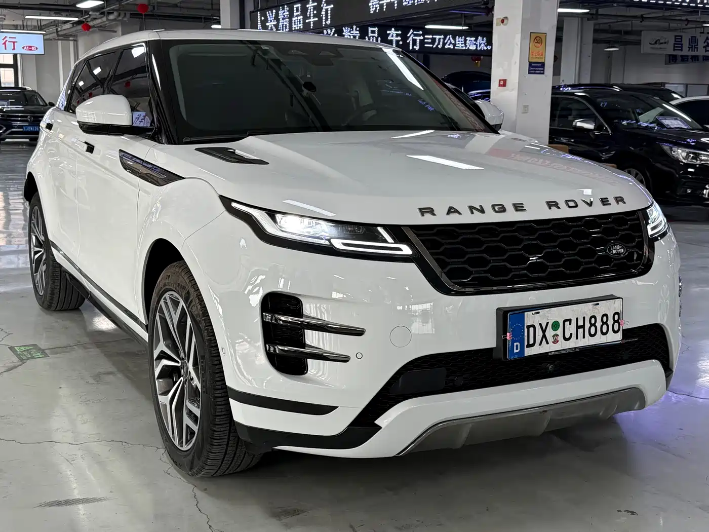 Land Rover Range Rover Evoque 2023 Range Rover Evoque L 249PS Premium Luxury Edition фото 3