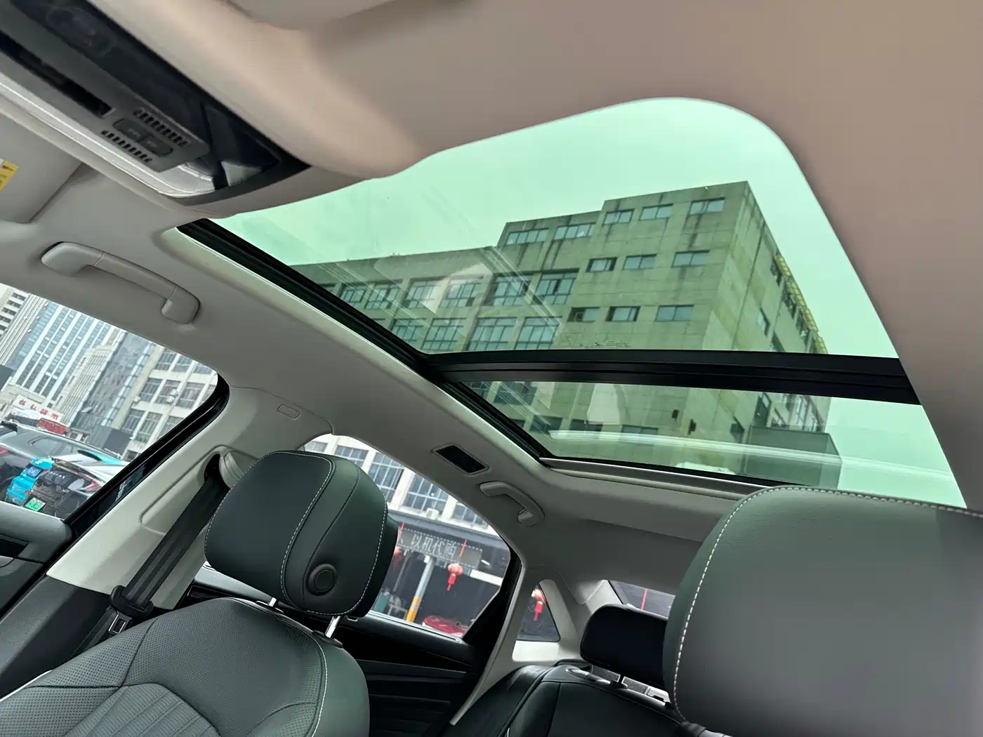 Volkswagen Passat 2023 330TSI Starlight Luxury Edition фото 9