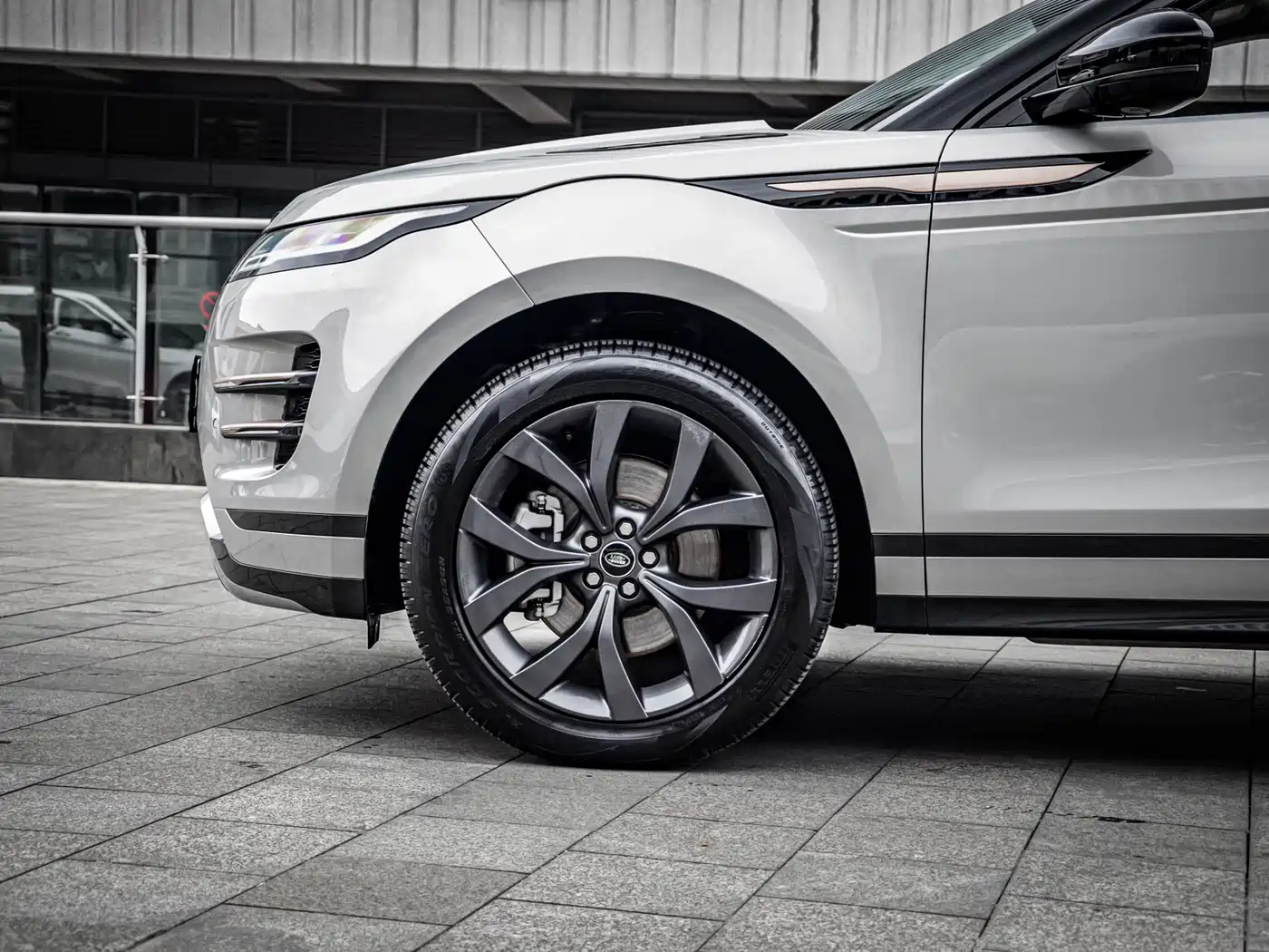 Land Rover Range Rover Evoque 2023 Range Rover Evoque L 249PS Corinthian Bronze Special Edition фото 8