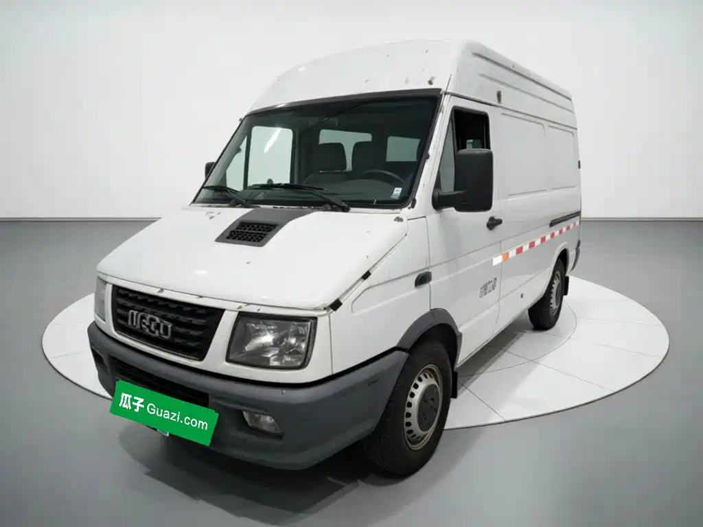 Iveco Daily 2022 2021 Model 2.8T V35 VAN Cargo Van 3 Seats Short Wheelbase Medium Roof Single Tire Sliding Door