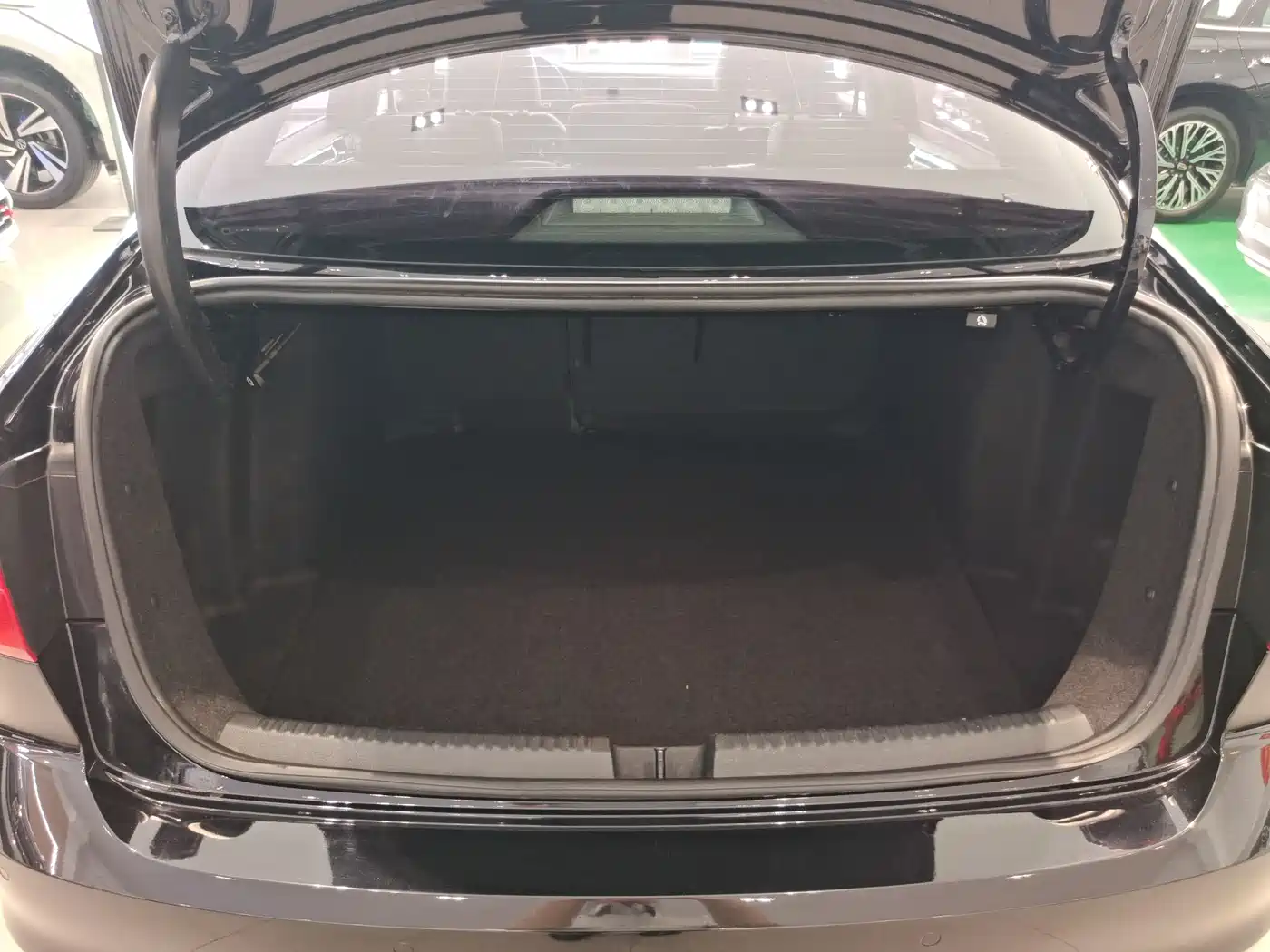 Volkswagen Sagitar 2018 1.6L Automatic Comfort фото 10