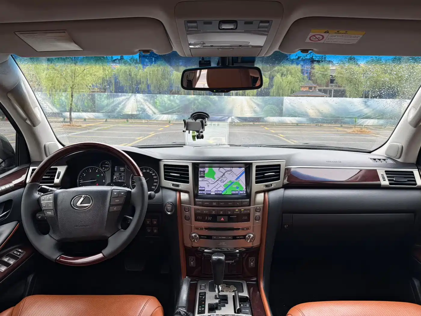 Фото 8 - Lexus LX