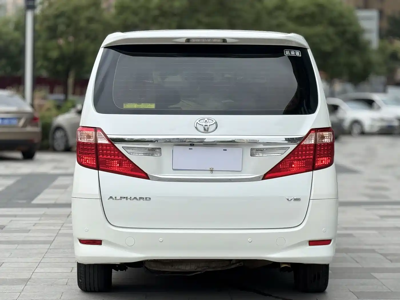 Toyota Alphard фото 4