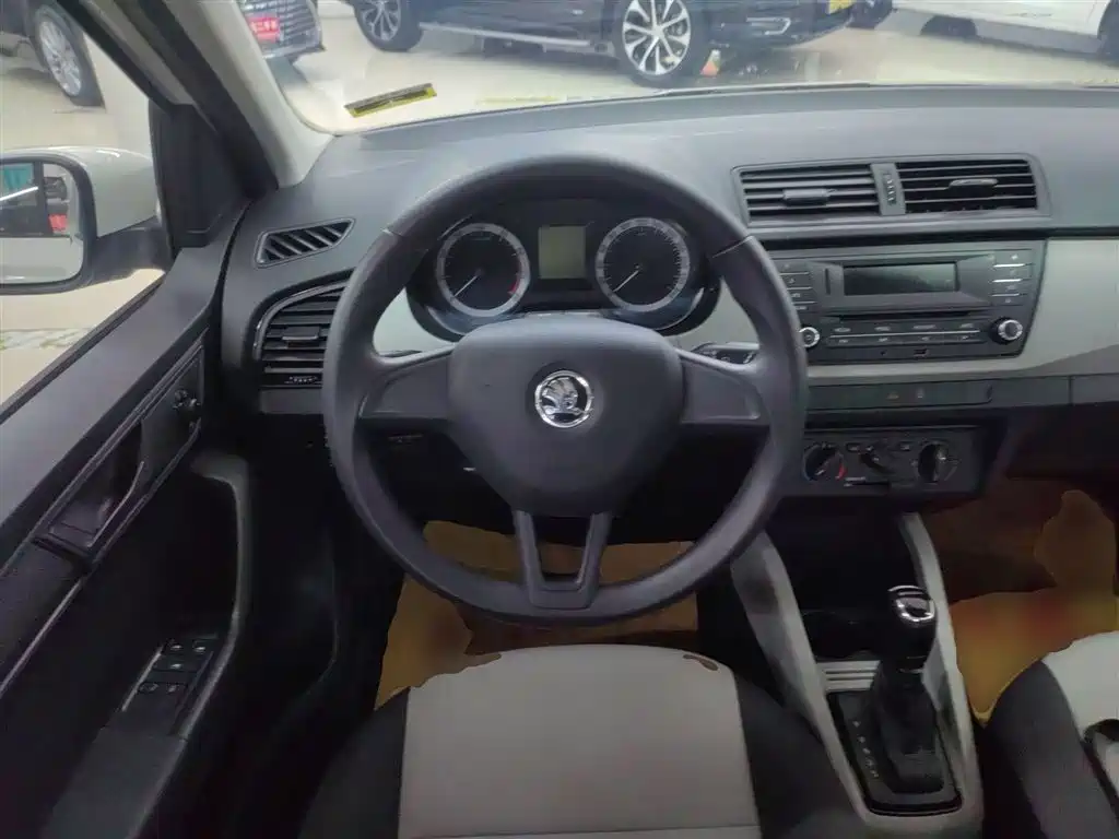 Škoda Fabia 2017 1.4L Auto Car Enjoy Edition фото 11