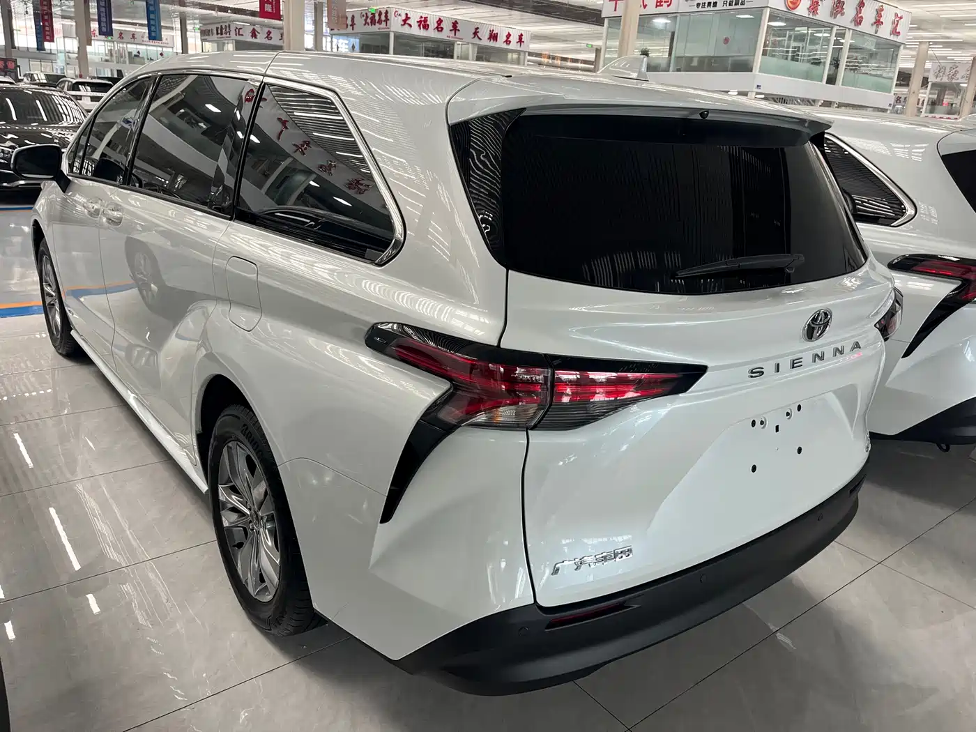 Toyota Sienna 2024 2.5L Hybrid Comfort Edition фото 9