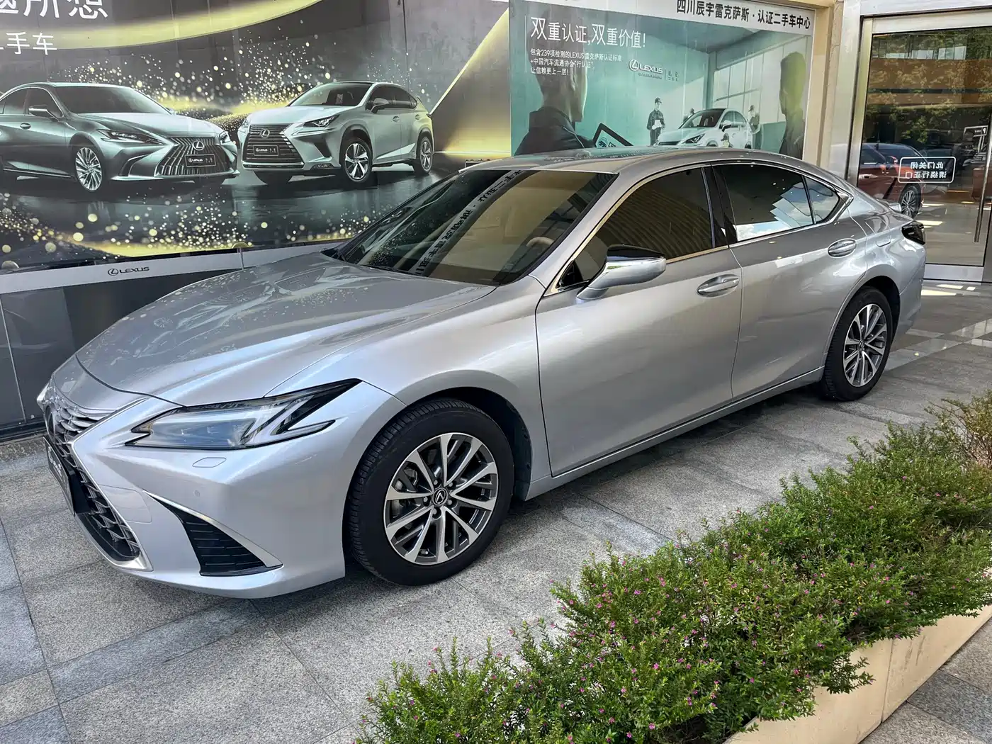Фото 4 - Lexus ES
