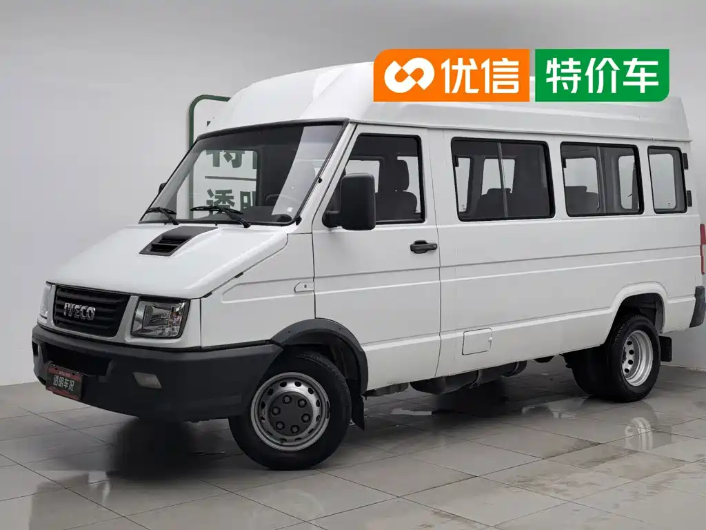 Iveco Daily 2023 2021 Model 2.5T A35 M1 Passenger Vehicle 5-9 Seats Short Wheelbase Medium Roof Dual Tires Manual Door