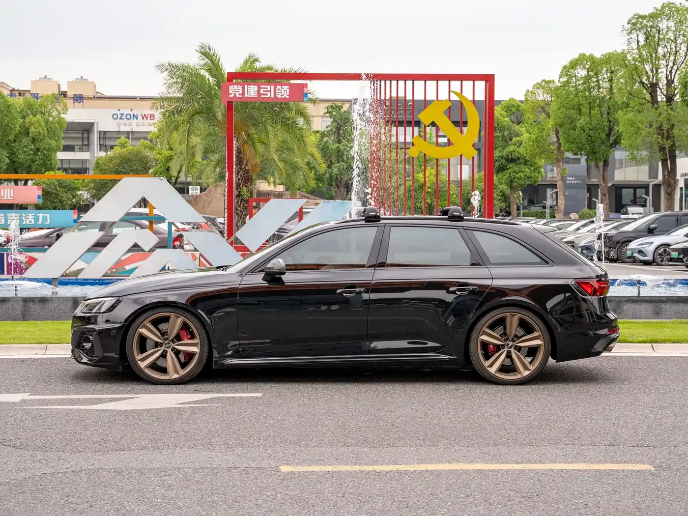 Audi RS 4 2023 Model RS4 Avant Dark Gold Edition фото 3