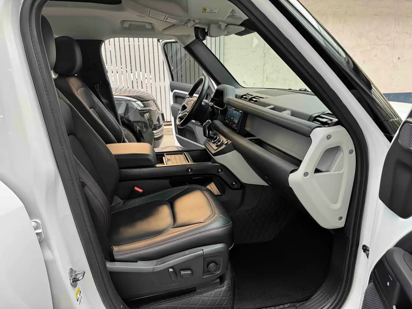 Land Rover Defender 2021 110 P400 SE фото 10