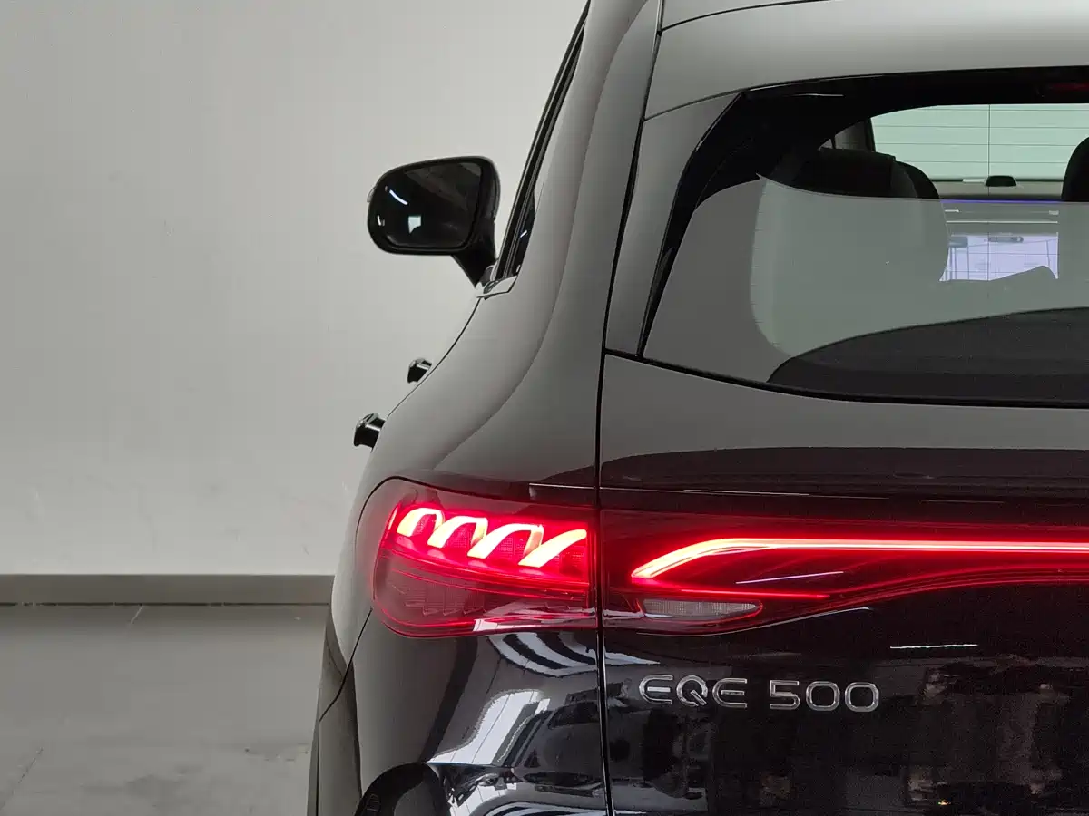 MERCEDES-BENZ EQE SUV