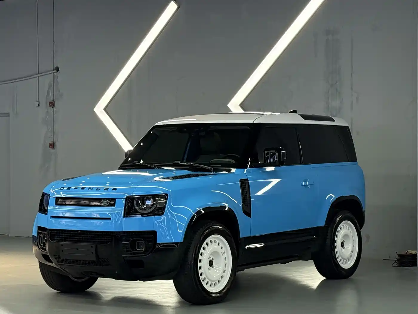 Photo 1 - Land Rover Defender