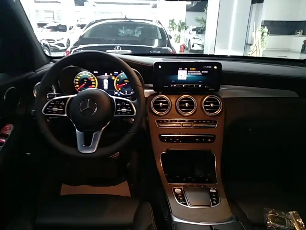 MERCEDES-BENZ GLC