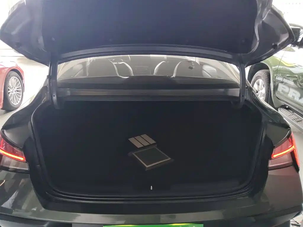 Hyundai Elantra 2023 Model 1.5L CVT LUX Premium Edition фото 18